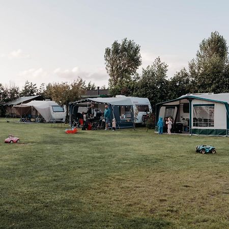 Camping De Tulpenweide Lege Kampeerplaats, Lege Plaats Op Het Gras Zonder Bed Breezand Exterior photo