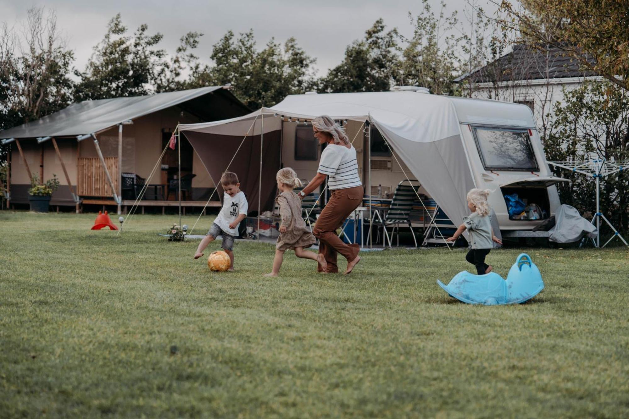 Camping De Tulpenweide Lege Kampeerplaats, Lege Plaats Op Het Gras Zonder Bed Breezand Exterior photo