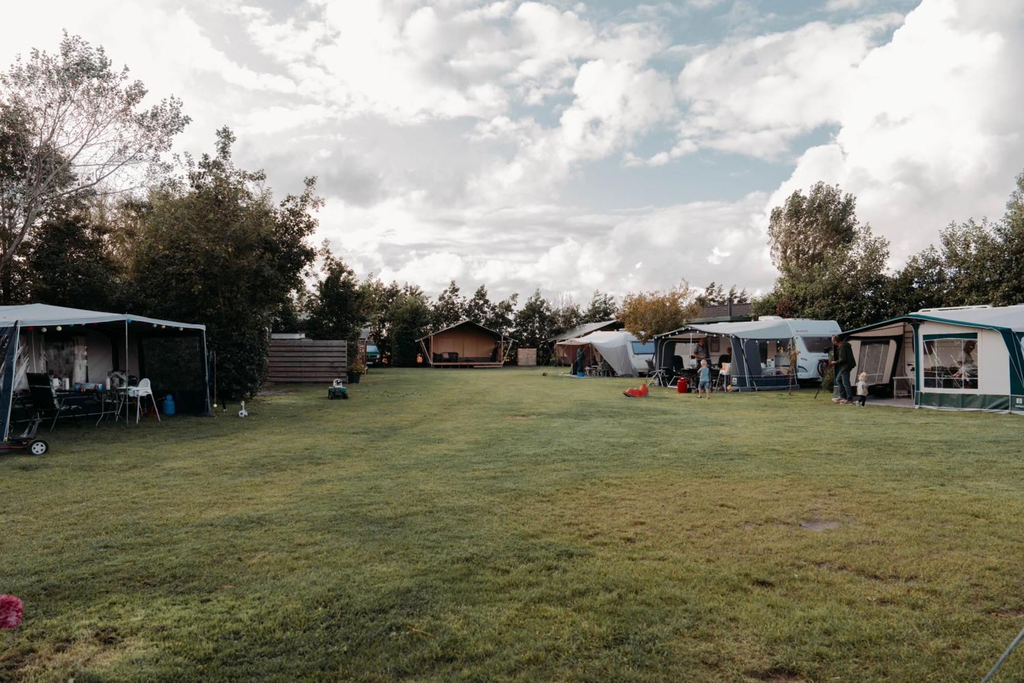 Camping De Tulpenweide Lege Kampeerplaats, Lege Plaats Op Het Gras Zonder Bed Breezand Exterior photo