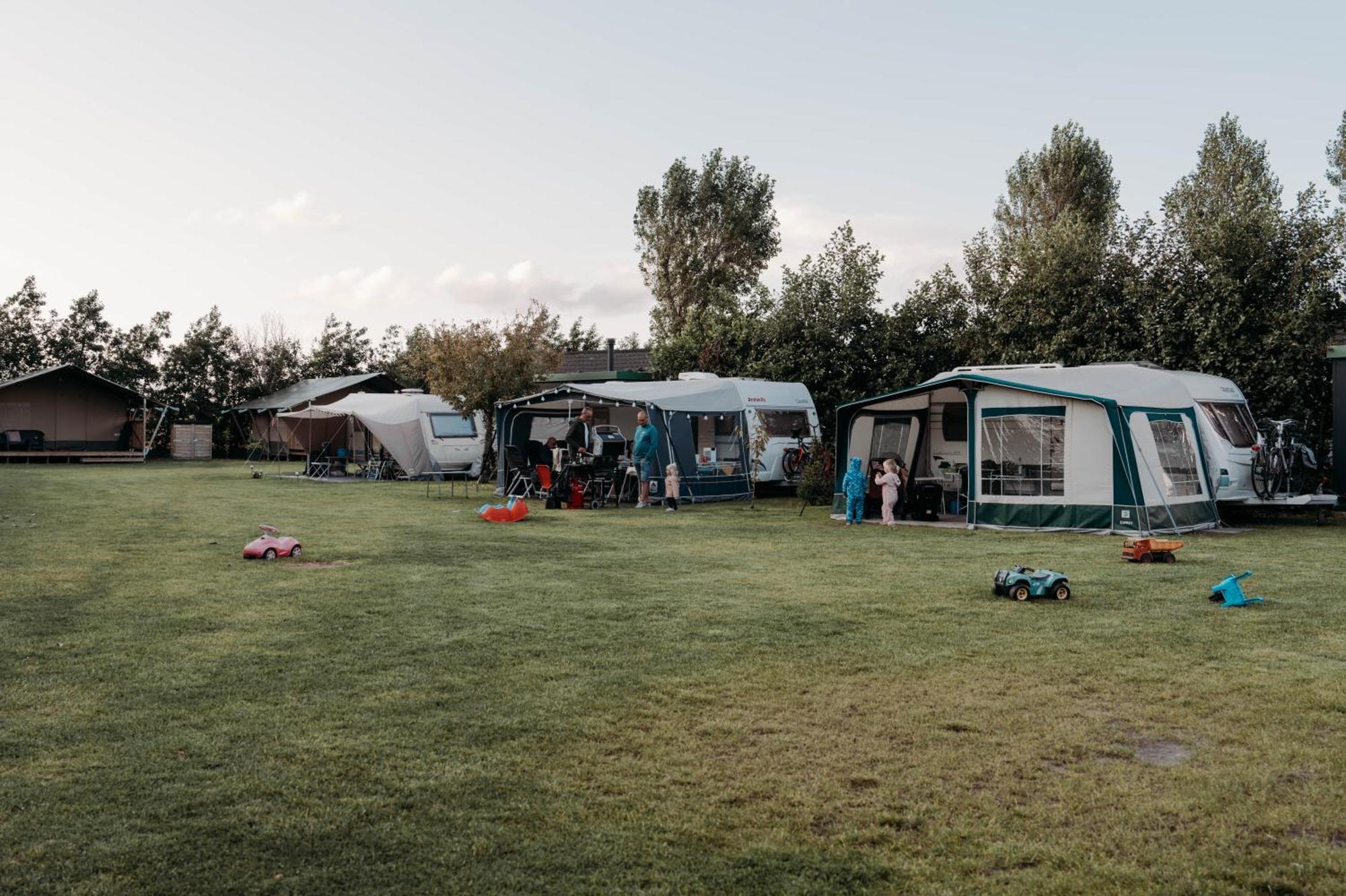 Camping De Tulpenweide Lege Kampeerplaats, Lege Plaats Op Het Gras Zonder Bed Breezand Exterior photo