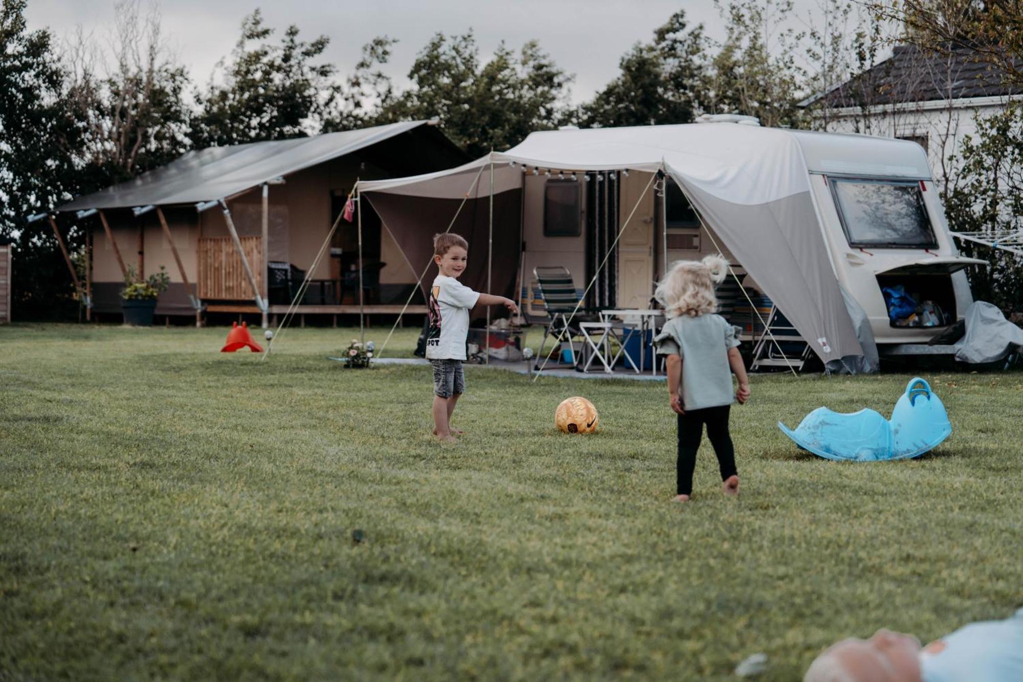 Camping De Tulpenweide Lege Kampeerplaats, Lege Plaats Op Het Gras Zonder Bed Breezand Exterior photo