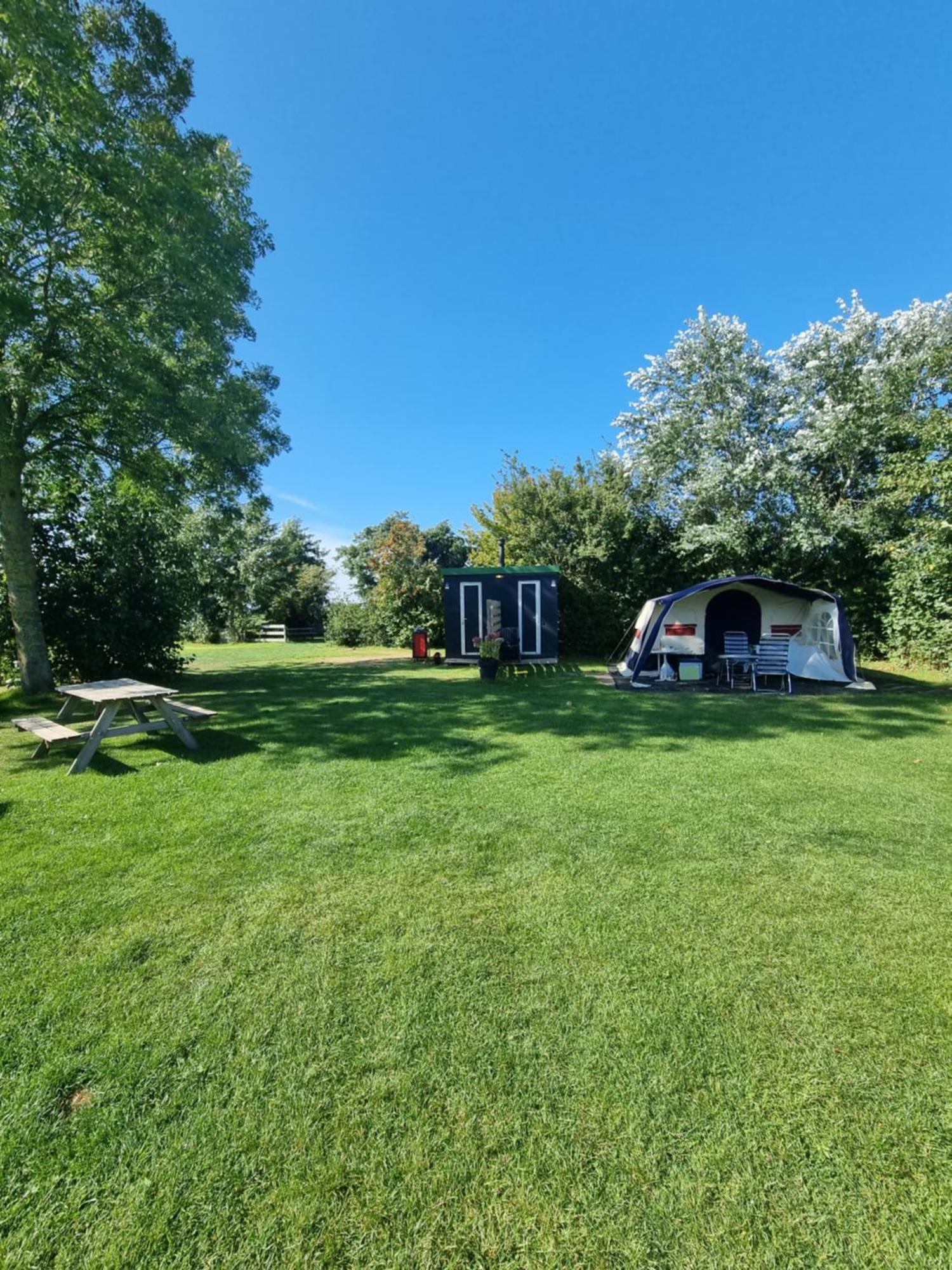 Camping De Tulpenweide Lege Kampeerplaats, Lege Plaats Op Het Gras Zonder Bed Breezand Room photo