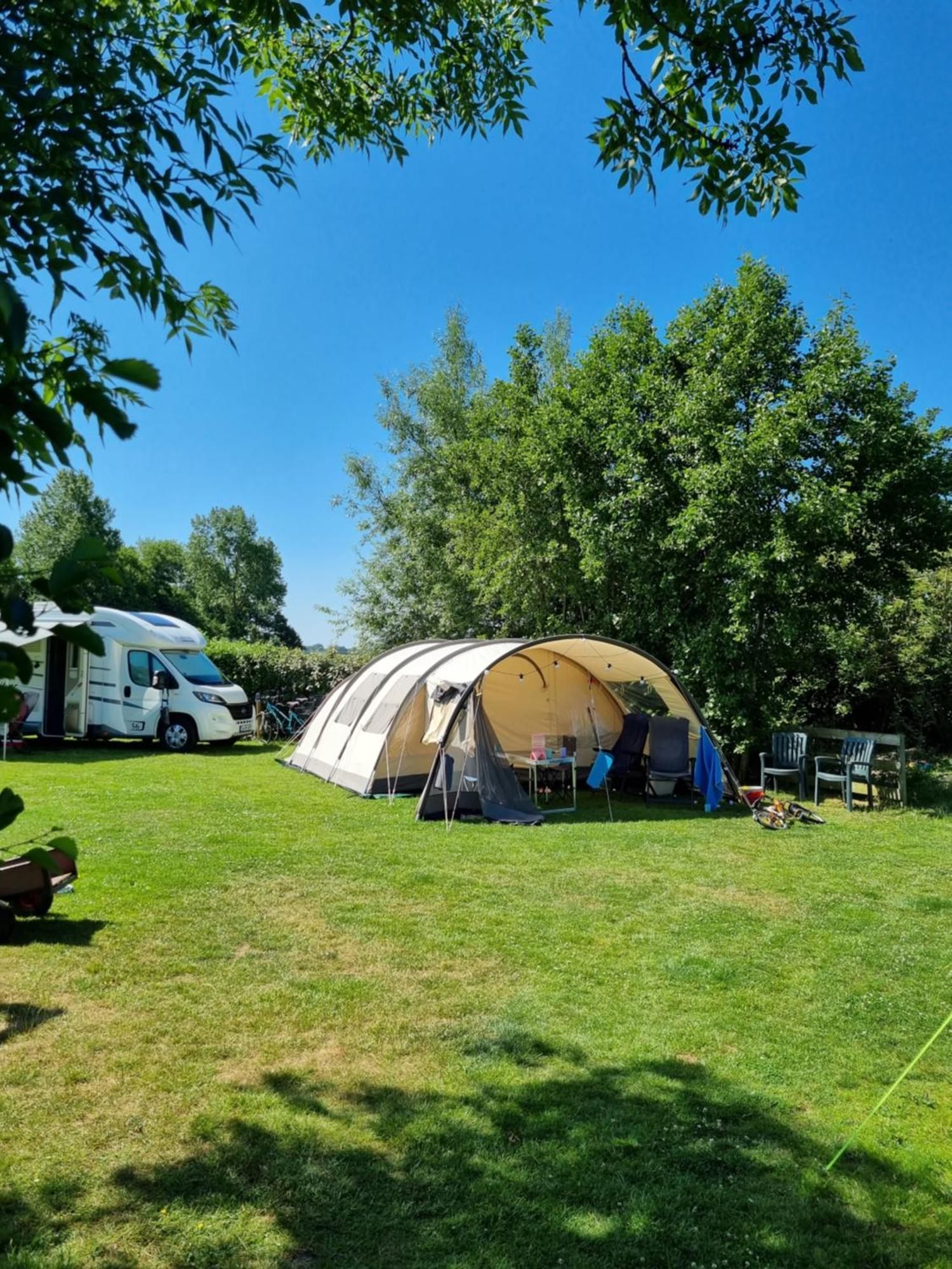 Camping De Tulpenweide Lege Kampeerplaats, Lege Plaats Op Het Gras Zonder Bed Breezand Room photo